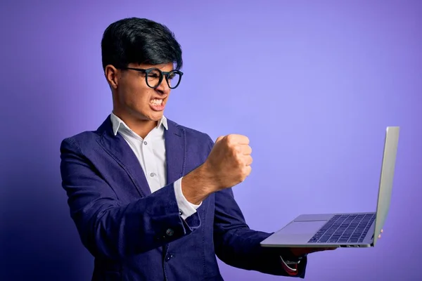 Joven Hombre Negocios Guapo Con Gafas Trabajo Usando Ordenador Portátil —  Fotos de Stock