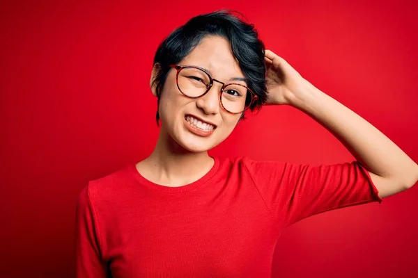 Jovem Bela Menina Asiática Vestindo Casual Shirt Óculos Sobre Isolado — Fotografia de Stock