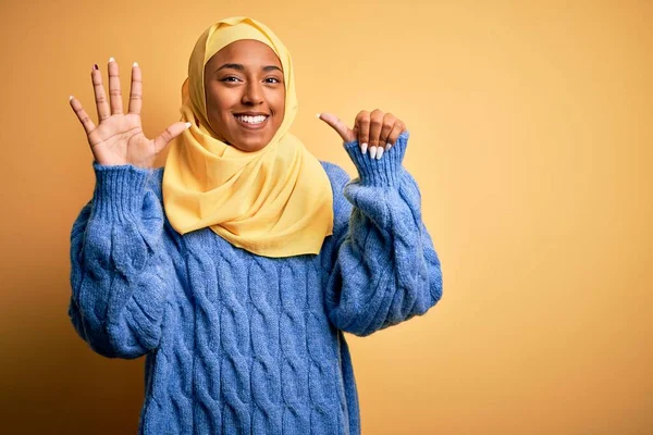 Jovem Afro Americana Africana Vestindo Hijab Muçulmano Sobre Fundo Amarelo — Fotografia de Stock