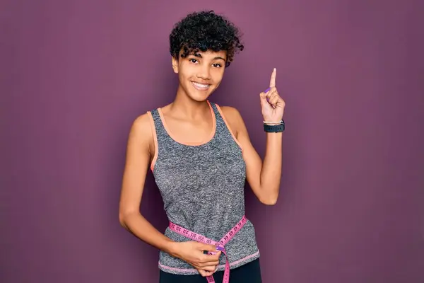 Bela Mulher Esportiva Afro Americana Fazendo Exercício Controlando Peso Usando — Fotografia de Stock