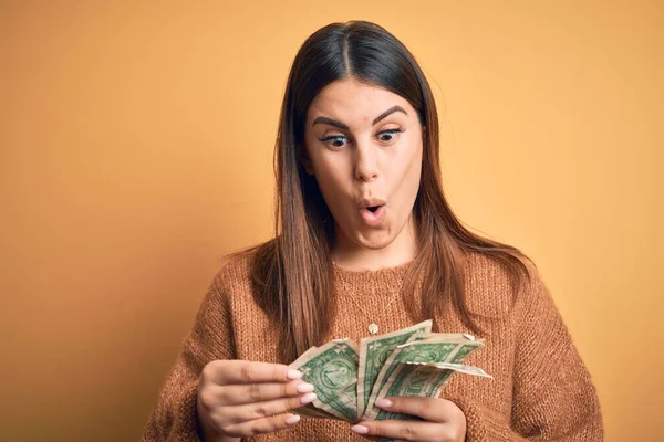 Joven Mujer Hermosa Sosteniendo Dólares Pie Sobre Fondo Naranja Aislado — Foto de Stock