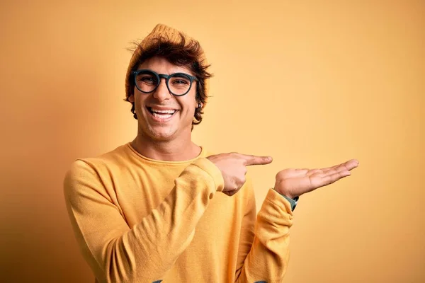 Homem Bonito Jovem Vestindo Shirt Casual Óculos Sobre Fundo Amarelo — Fotografia de Stock