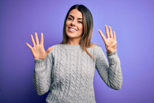 Junge Schöne Frau Lässigem Pullover Der Vor Isoliertem Lila Hintergrund — Stockfoto