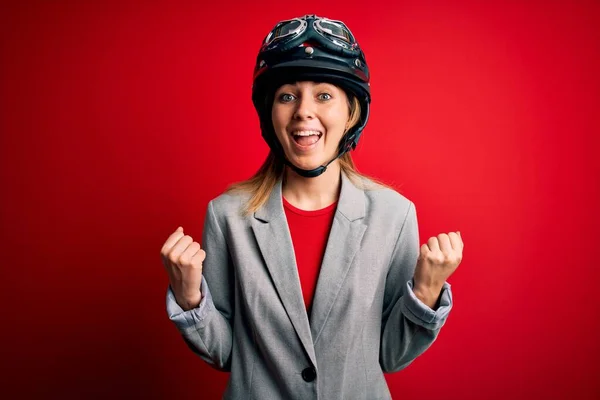 Jovem Mulher Motociclista Loira Bonita Usando Capacete Motocicleta Sobre Fundo — Fotografia de Stock