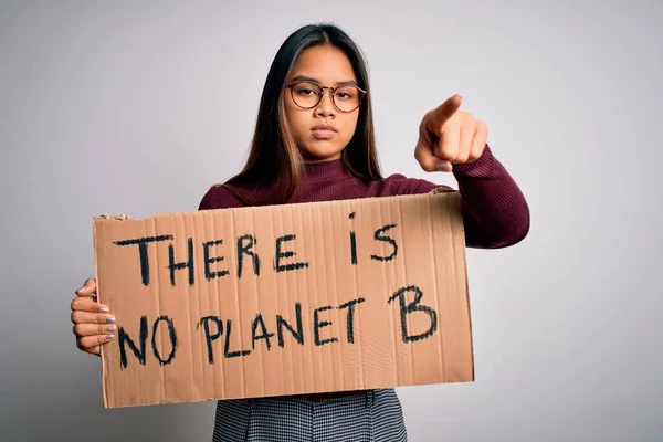 若いアジアの活動家の女の子は 地球のメッセージがカメラとあなたに指で指しているバナーを保持環境を求めて 手のサイン 正とフロントから自信を持ってジェスチャー — ストック写真