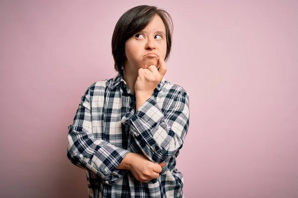 Giovane Donna Sindrome Indossa Camicia Casual Sfondo Rosa Con Mano — Foto Stock