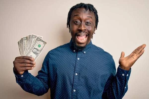 Jonge Afro Amerikaanse Man Met Een Bos Van Dollars Bankbiljetten — Stockfoto