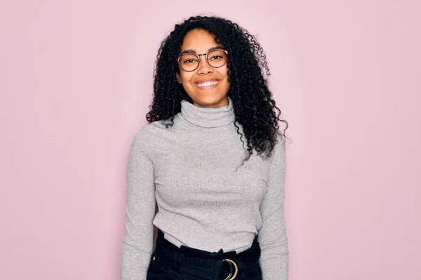 Młoda Afroamerykanka Swetrze Okularach Różowym Tle Szczęśliwym Chłodnym Uśmiechem Twarzy — Zdjęcie stockowe