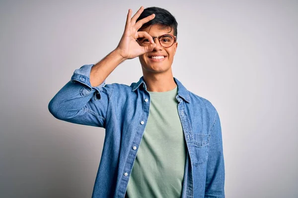 Mladý Pohledný Muž Ležérní Košili Brýle Přes Izolované Bílé Pozadí — Stock fotografie