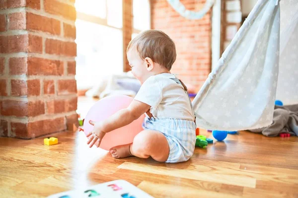 Entzückendes Kleinkind Spielt Kindergarten Jede Menge Spielzeug — Stockfoto