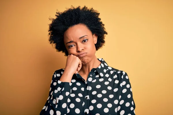 Joven Hermosa Afroamericana Afro Mujer Con Pelo Rizado Con Camisa —  Fotos de Stock