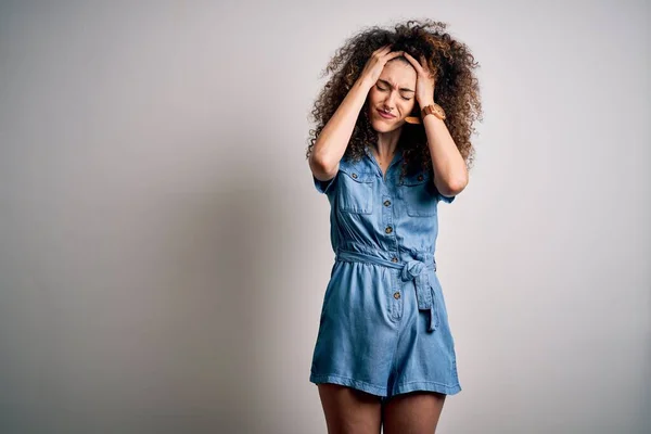 Jonge Mooie Vrouw Met Krullend Haar Piercing Dragen Casual Denim — Stockfoto