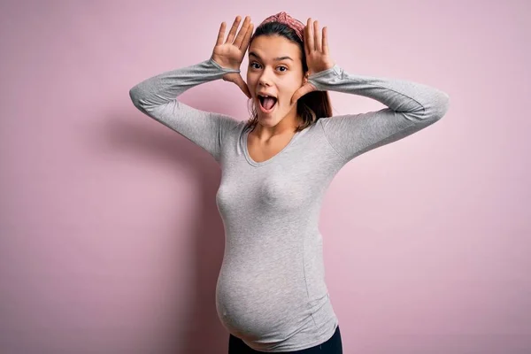 Genç Güzel Hamile Bir Kız Pembe Arka Planda Bebek Bekliyor — Stok fotoğraf