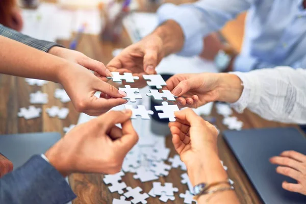 Werknemers Met Handen Aan Elkaar Die Puzzelstukjes Kantoor Met Elkaar — Stockfoto