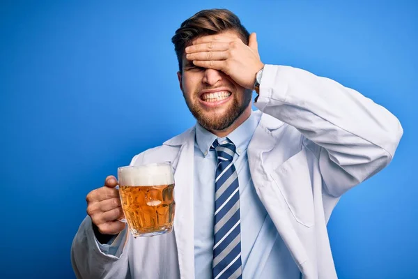 Joven Médico Rubio Con Barba Ojos Azules Llevando Abrigo Bebiendo — Foto de Stock