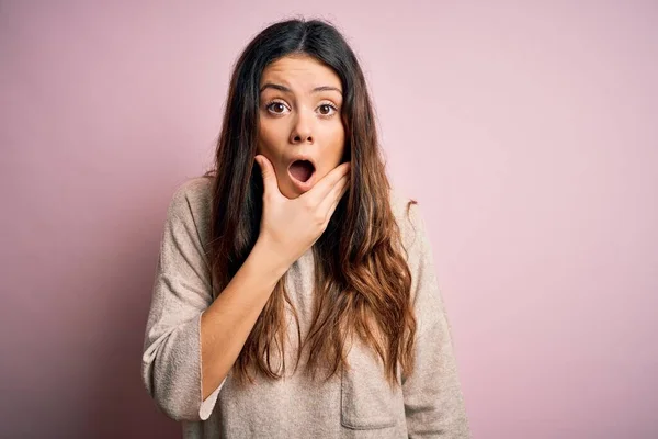 Young Beautiful Brunette Woman Wearing Casual Sweater Standing Pink Background — Stock Photo, Image