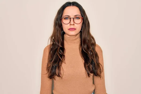 Ung Vacker Kvinna Bär Casual Turtleneck Tröja Och Glasögon Över — Stockfoto