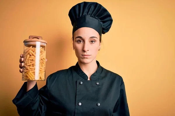 Güzel Aşçı Üniforması Giyen Genç Bir Kadın Elinde Kavanozla Talyan — Stok fotoğraf