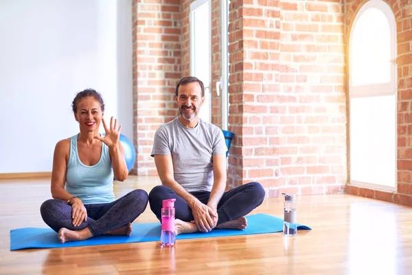 Middelbare Leeftijd Sportief Paar Zitten Mat Doen Stretching Yoga Oefening — Stockfoto