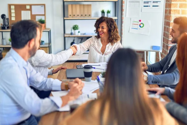 企業の労働者のグループは幸せと自信を笑顔 オフィスで握手をしながら笑顔で一緒に働く — ストック写真