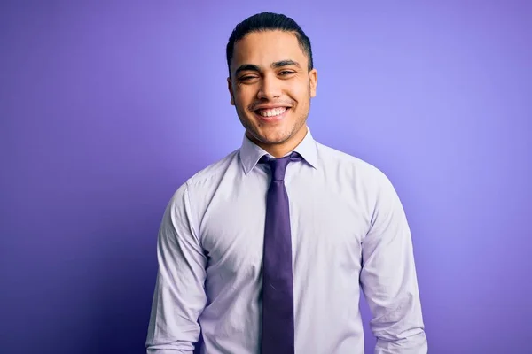 Jovem Empresário Brasileiro Vestindo Gravata Elegante Sobre Fundo Roxo Isolado — Fotografia de Stock