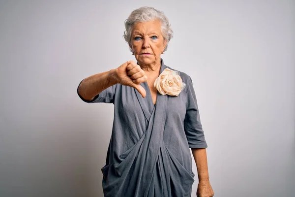 Ältere Schöne Grauhaarige Frau Lässigem Kleid Die Vor Weißem Hintergrund — Stockfoto