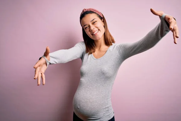 Genç Güzel Bir Kız Hamile Pembe Arka Planda Bir Bebek — Stok fotoğraf