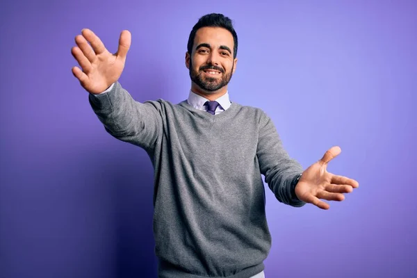 Bonito Empresário Com Barba Vestindo Gravata Casual Sobre Fundo Roxo — Fotografia de Stock