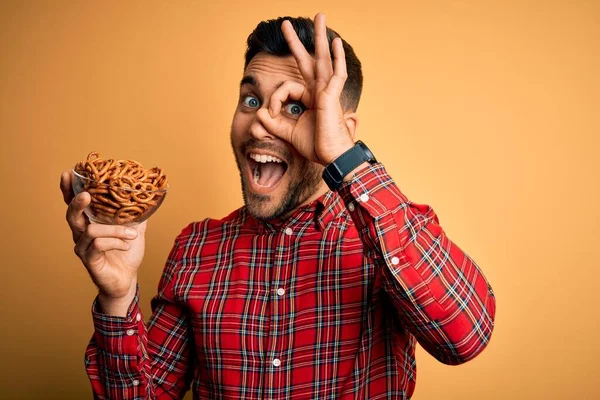 Ung Stilig Man Håller Skål Med Bakade Tyska Kringlor Över — Stockfoto