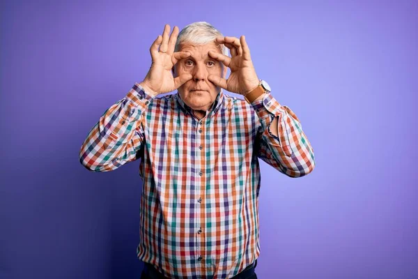 Senior Pohledný Chraptivý Muž Sobě Ležérní Barevné Tričko Přes Izolované — Stock fotografie