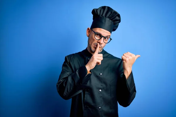 Mladý Pohledný Kuchař Kuchařské Uniformě Klobouku Izolovaném Modrém Pozadí Prosí — Stock fotografie