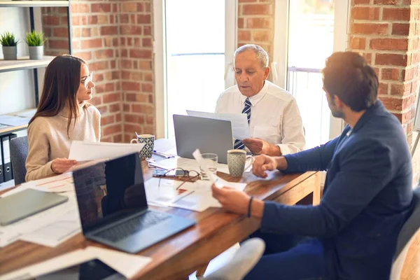 Grupo Trabajadores Empresariales Que Trabajan Juntos Sentado Escritorio Usando Documentos — Foto de Stock