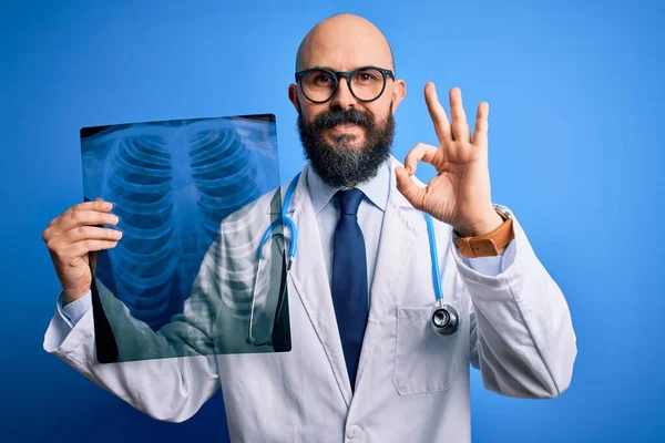 英俊的秃头医生 留着胡子 手持听诊器 手握胸片 手握手签 很好的符号 — 图库照片