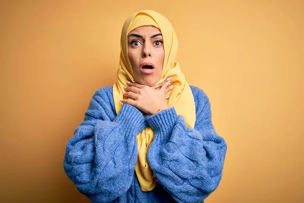 Mladá Krásná Brunetka Muslimka Nosí Arabské Hidžáb Přes Izolované Žluté — Stock fotografie