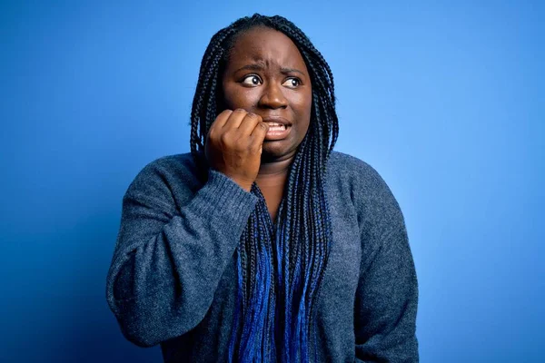 Mujer Afroamericana Talla Grande Con Trenzas Que Usan Suéter Casual —  Fotos de Stock