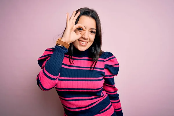 Jonge Brunette Elegante Vrouw Dragen Gestreept Shirt Roze Geïsoleerde Achtergrond — Stockfoto