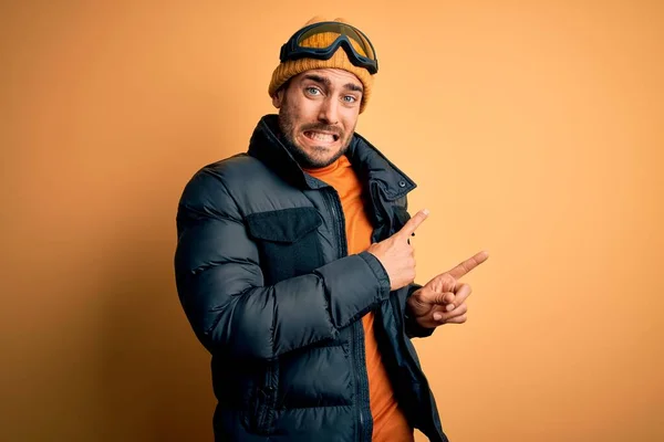 Jovem Homem Bonito Esquiador Com Barba Vestindo Roupas Esportivas Neve — Fotografia de Stock