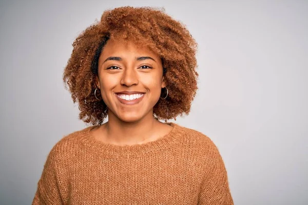 Joven Hermosa Afroamericana Afro Mujer Con Pelo Rizado Usando Suéter — Foto de Stock