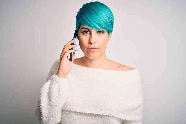 Mavi Saçlı Genç Bir Kadın Akıllı Telefondan Konuşuyor Kendine Güvenen — Stok fotoğraf