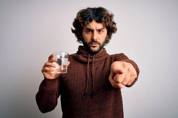 Homem Bonito Jovem Com Barba Bebendo Copo Água Sobre Fundo — Fotografia de Stock