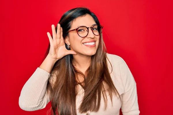 Jonge Latijns Amerikaanse Slimme Vrouw Met Een Bril Die Rood — Stockfoto
