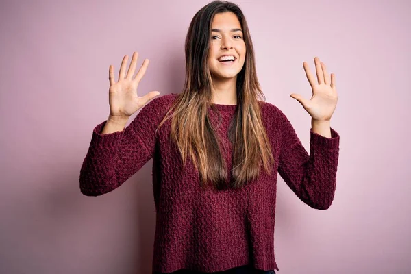 Giovane Bella Ragazza Indossa Maglione Casual Sfondo Rosa Isolato Mostrando — Foto Stock