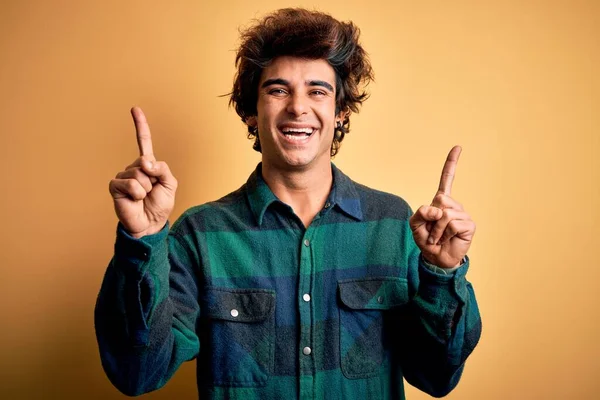 Young Handsome Man Wearing Casual Shirt Standing Isolated Yellow Background — Stock Photo, Image