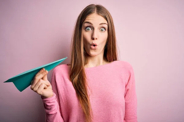 Jonge Mooie Roodharige Vrouw Met Papieren Vliegtuig Boven Geïsoleerde Roze — Stockfoto