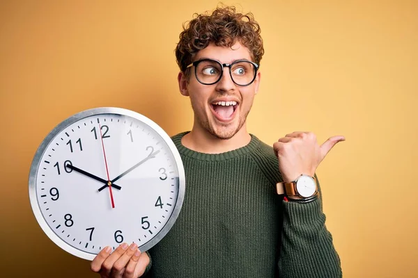 Junger Blonder Mann Mit Lockigem Haar Trägt Eine Brille Mit — Stockfoto