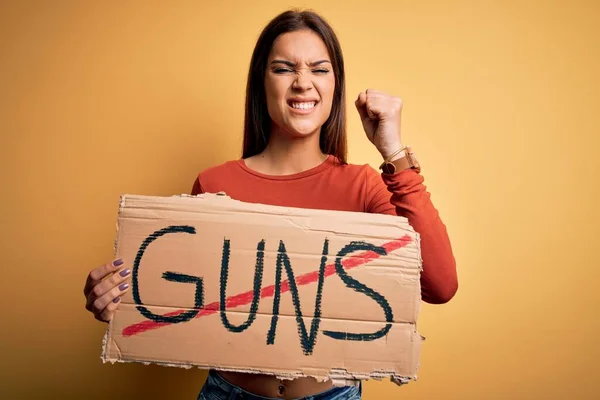 若い美しい活動家の女性のための平和を求めるバナーを保持停止銃のメッセージを悩ますと怒りと失望叫び 狂気と大声で手を上げ 怒りの概念 — ストック写真