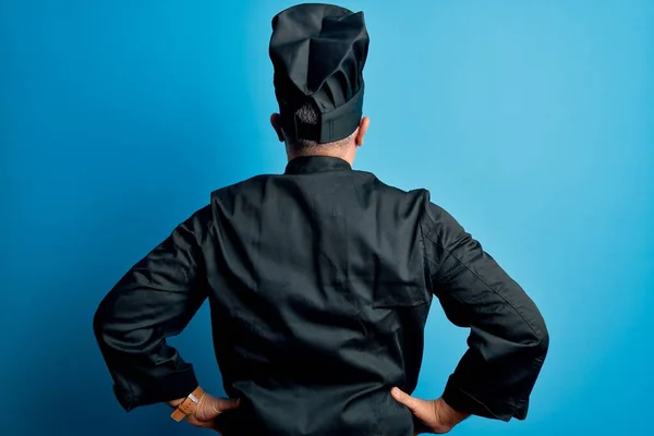 Hombre Guapo Cocinero Pelo Gris Mediana Edad Con Uniforme Cocina —  Fotos de Stock