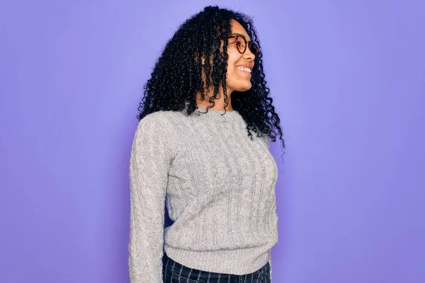 Jovem Afro Americana Vestindo Camisola Casual Óculos Sobre Fundo Roxo — Fotografia de Stock