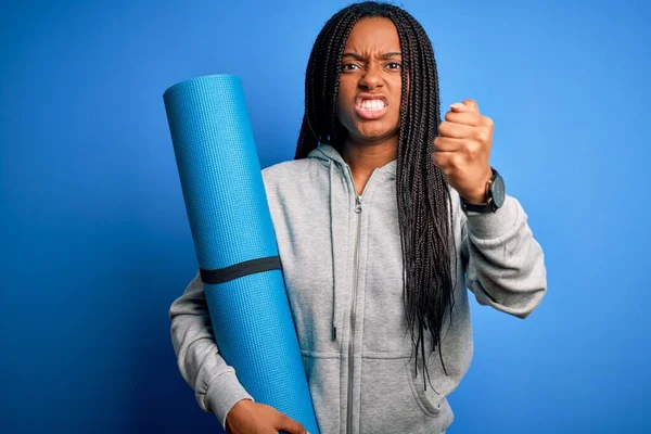 Mladá Africká Americká Fitness Žena Drží Jóga Rohožku Izolovaném Modrém — Stock fotografie