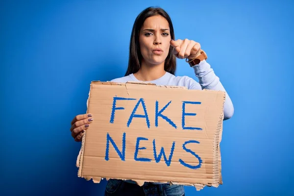 Junge Schöne Brünette Frau Mit Transparent Mit Fake News Nachricht — Stockfoto